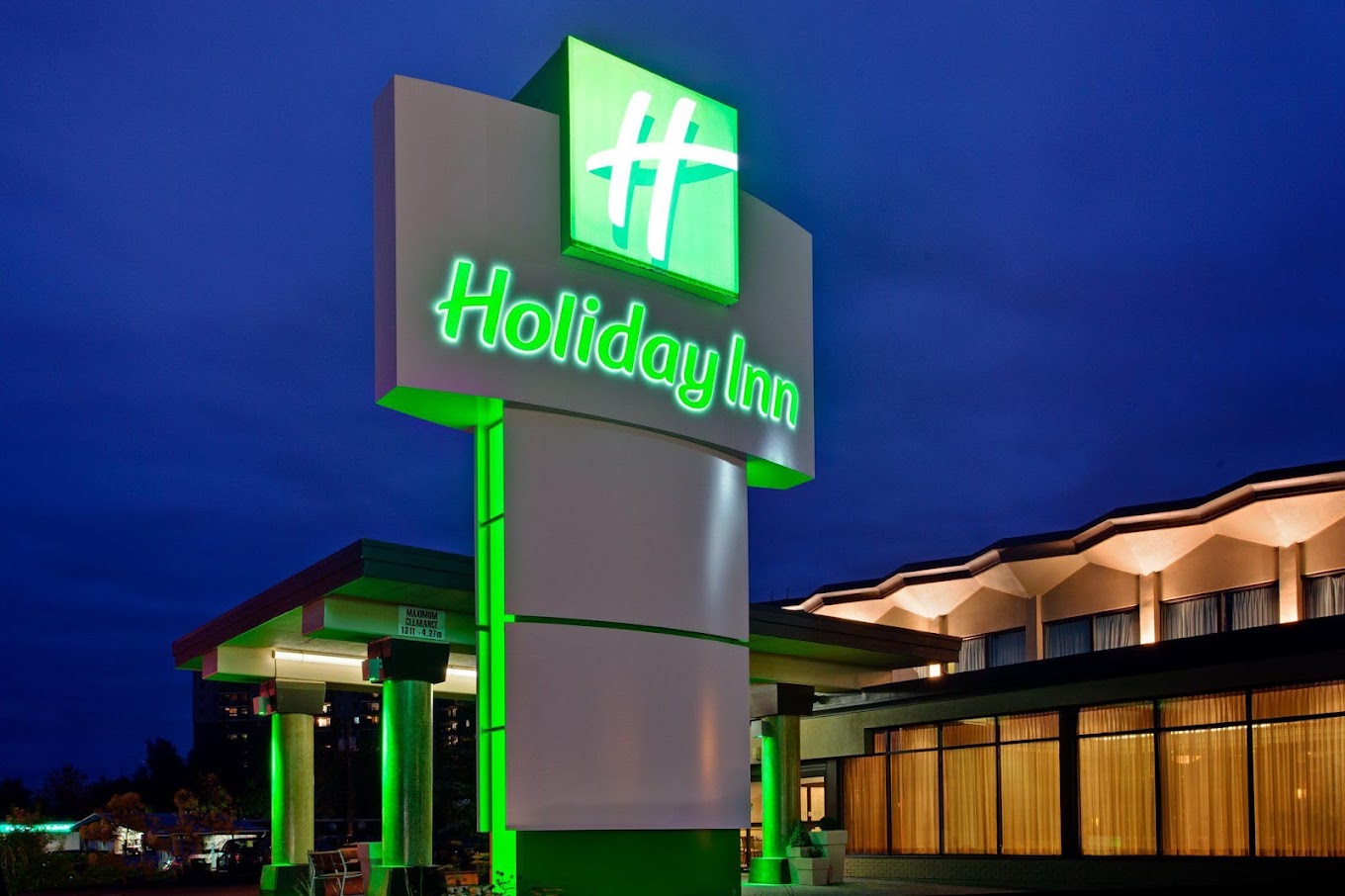 exterior shot of holiday inn sign in Sudbury